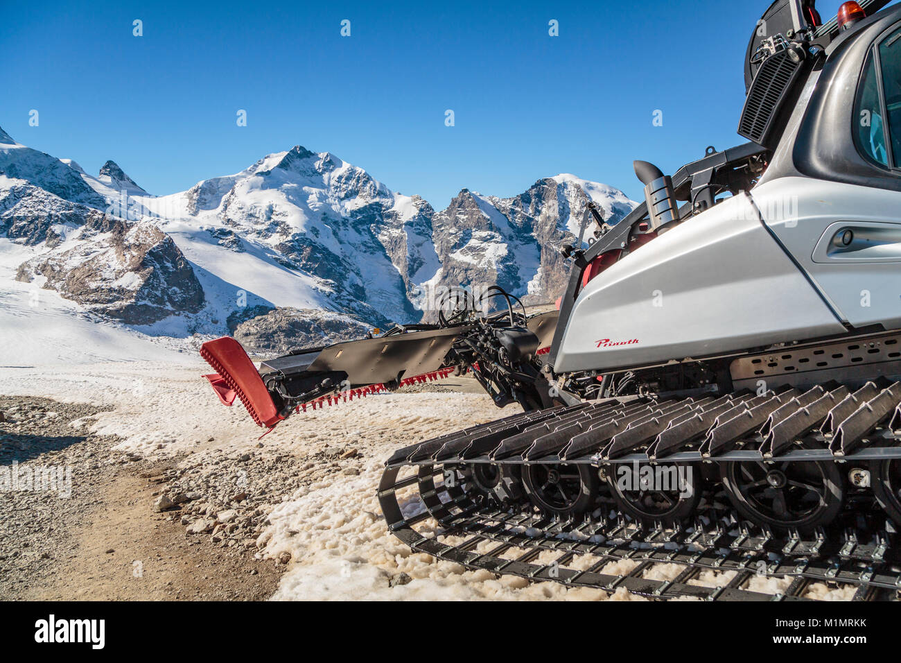 Une piste de ski dans la dameuse à Bernina des pics de montagne et le glacier de Diavolezza, près de Saint-Moritz, en Suisse, l'Europe. Banque D'Images