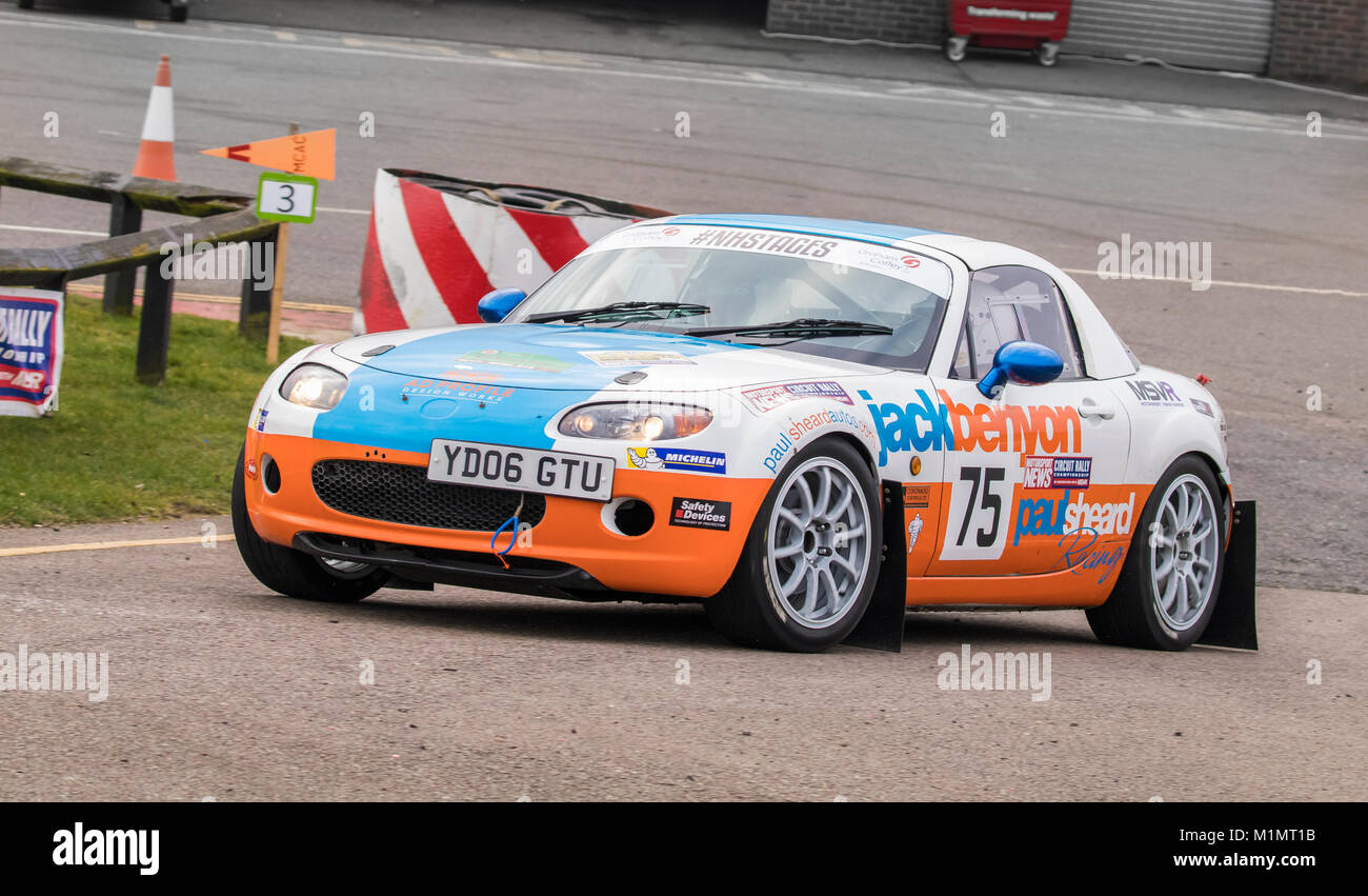 Mazda MX5 avec chauffeur Geoff Gouriet et co-pilote George Sheard au Motorsport News Rally Championship, Circuit de Snetterton, Norfolk, Royaume-Uni. Banque D'Images