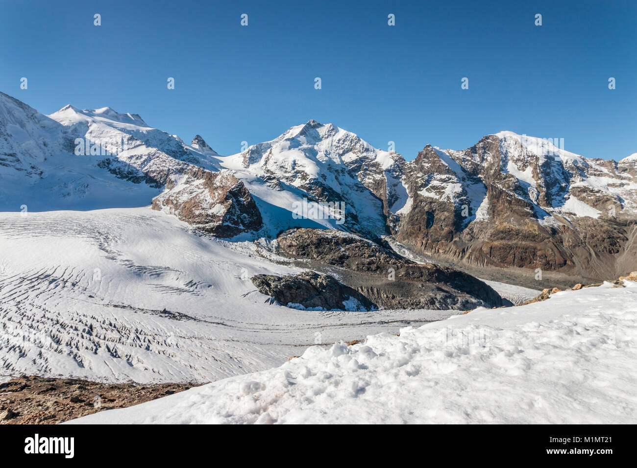 Le Bernina des pics de montagne et le glacier de Diavolezza, près de Saint-Moritz, en Suisse, l'Europe. Banque D'Images