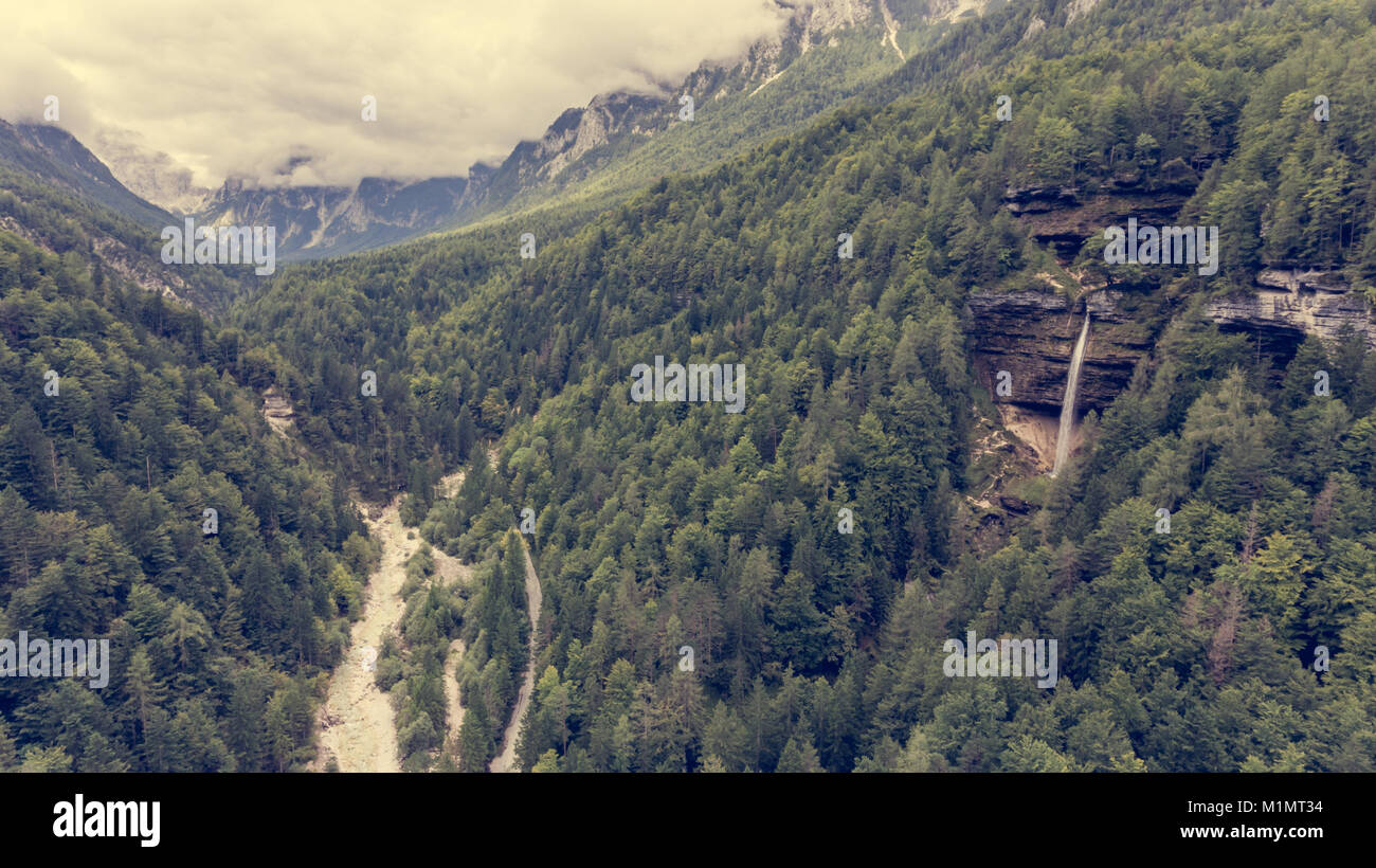 Vue aérienne de la vallée de montagne avec double chute d'eau. Banque D'Images