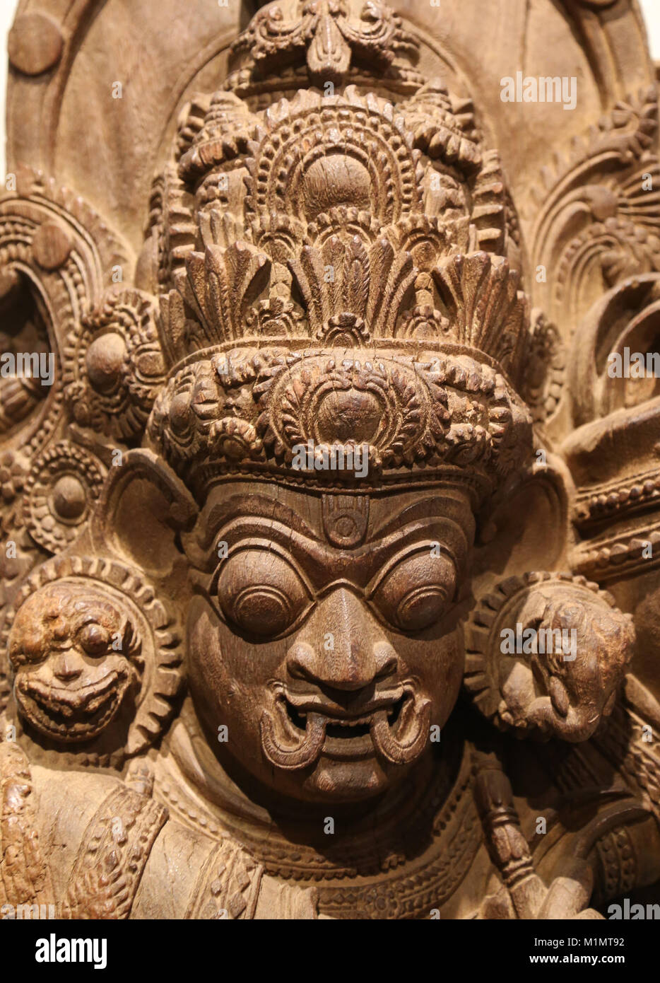 Dvarapala, gardien d'un Temple. Sculpture en bois sculpté, 16ème-17ème siècles. Le Kerala, au sud de l'Inde. Artiste inconnu. Détail de la face. Banque D'Images