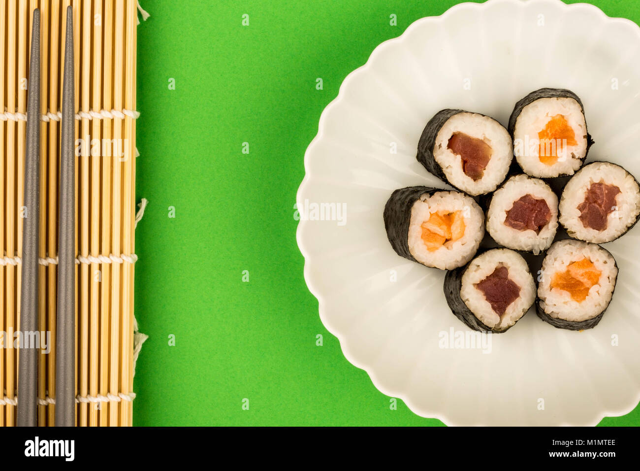 De style japonais, Maki Saumon et thon rouleaux de sushi sur fond vert Banque D'Images