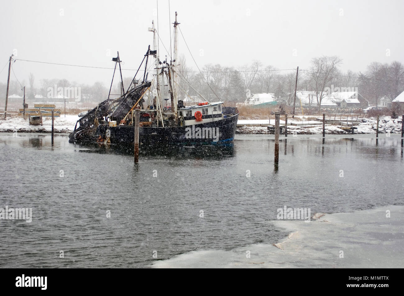 Un chalutier de pêche pendant une tempête hivernale dans la région de Rock Harbor, Orleans, Massachusetts, à Cape Cod, USA Banque D'Images