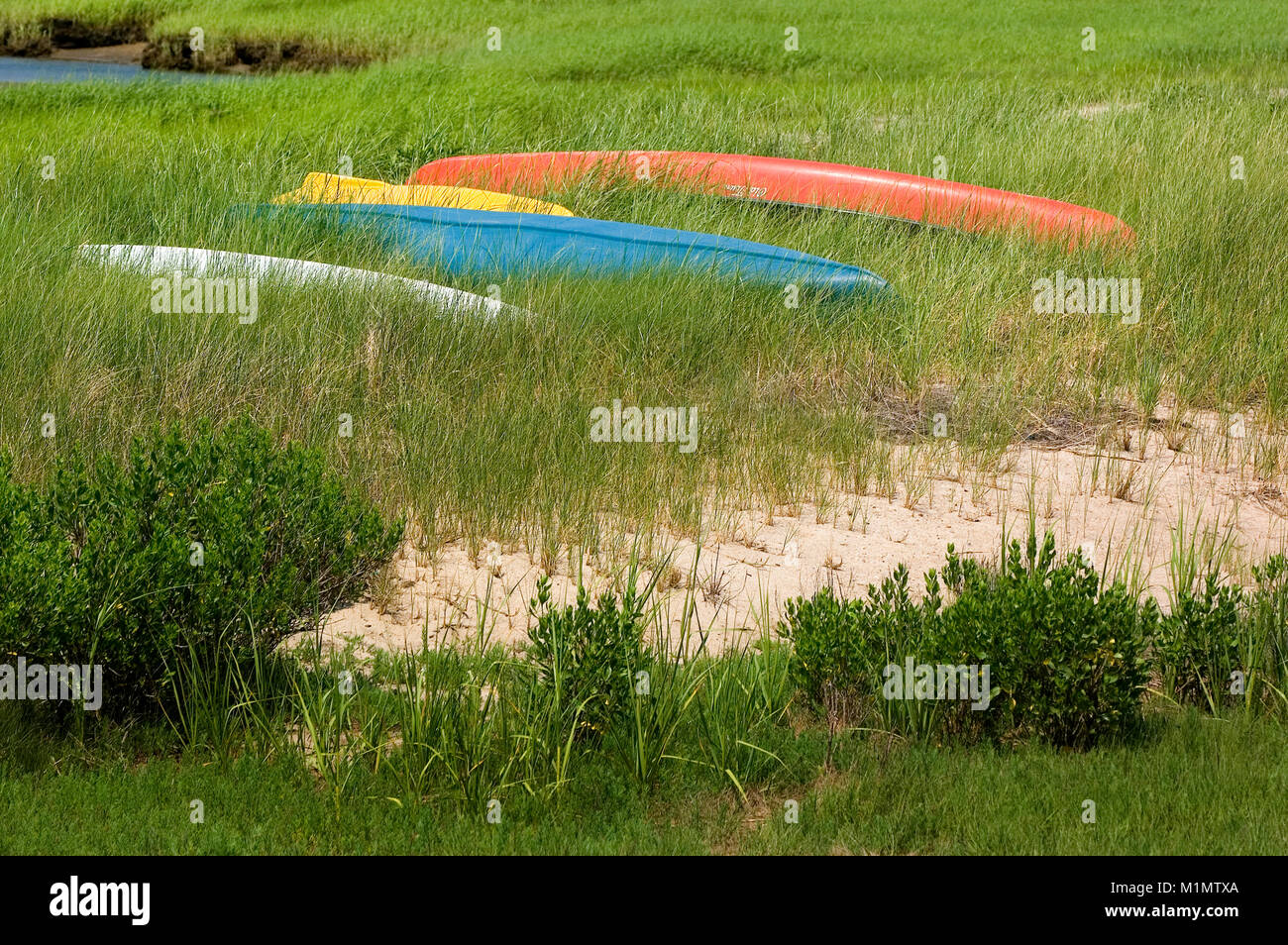 Le canoë sont au prêt dans un marais à Rock Harbor, Orleans, Massachusetts, à Cape Cod, USA Banque D'Images