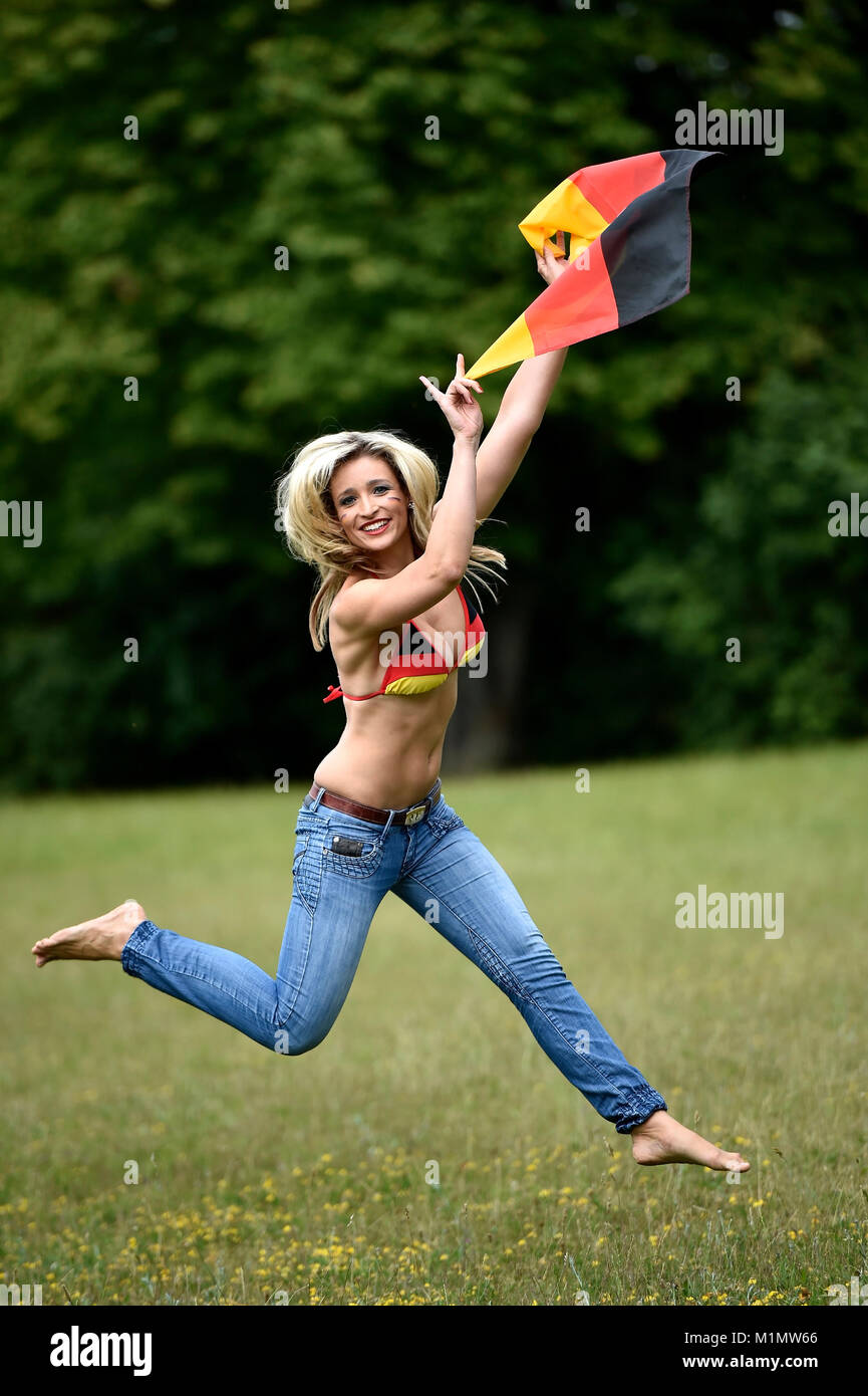 WM-girl, femme fan de l'équipe nationale, bikini en couleurs nationales, l'Allemand drapeau national, le drapeau national, drapeau, drapeau, chanter de joie, joie, joie de li Banque D'Images