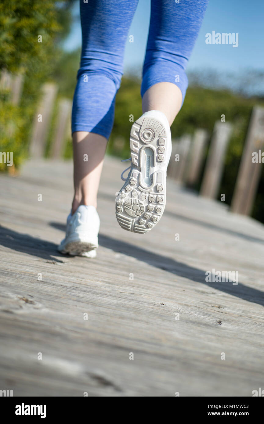 Close up des semelles de chaussures de course lors de l'exécution. Banque D'Images