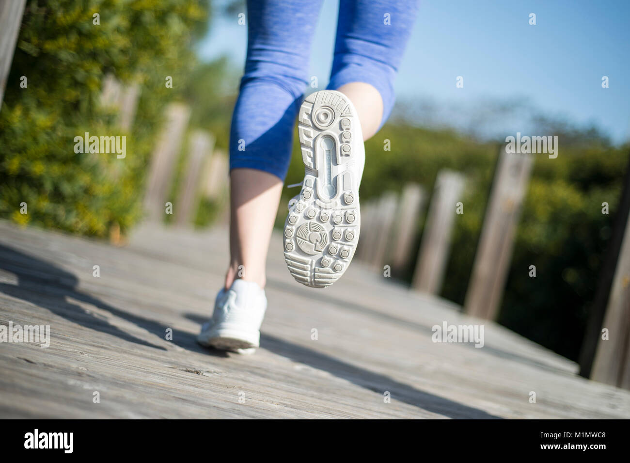 Close up des semelles de chaussures de course lors de l'exécution. Banque D'Images