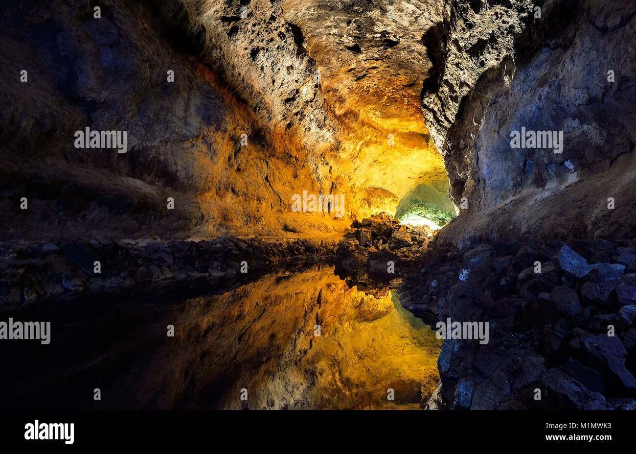 La réflexion de l'eau à la Cueva Cuevas de los Verdes, César Manrique de consommer cette illumi grottes d'un tunnel de lave, Lanzarote, Canary Island Banque D'Images