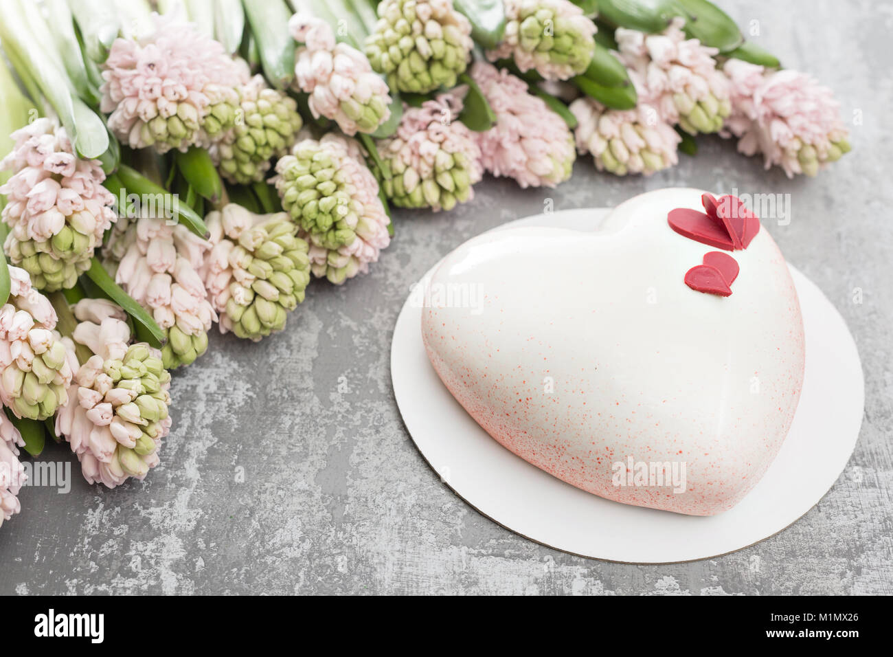 Saint Valentin Ou Anniversaire Carte De Vœux Gateau A La Forme D Un Cœur Blanc Jacinthes Roses Et Dessert Sur Table En Bois Vintage Photo Stock Alamy