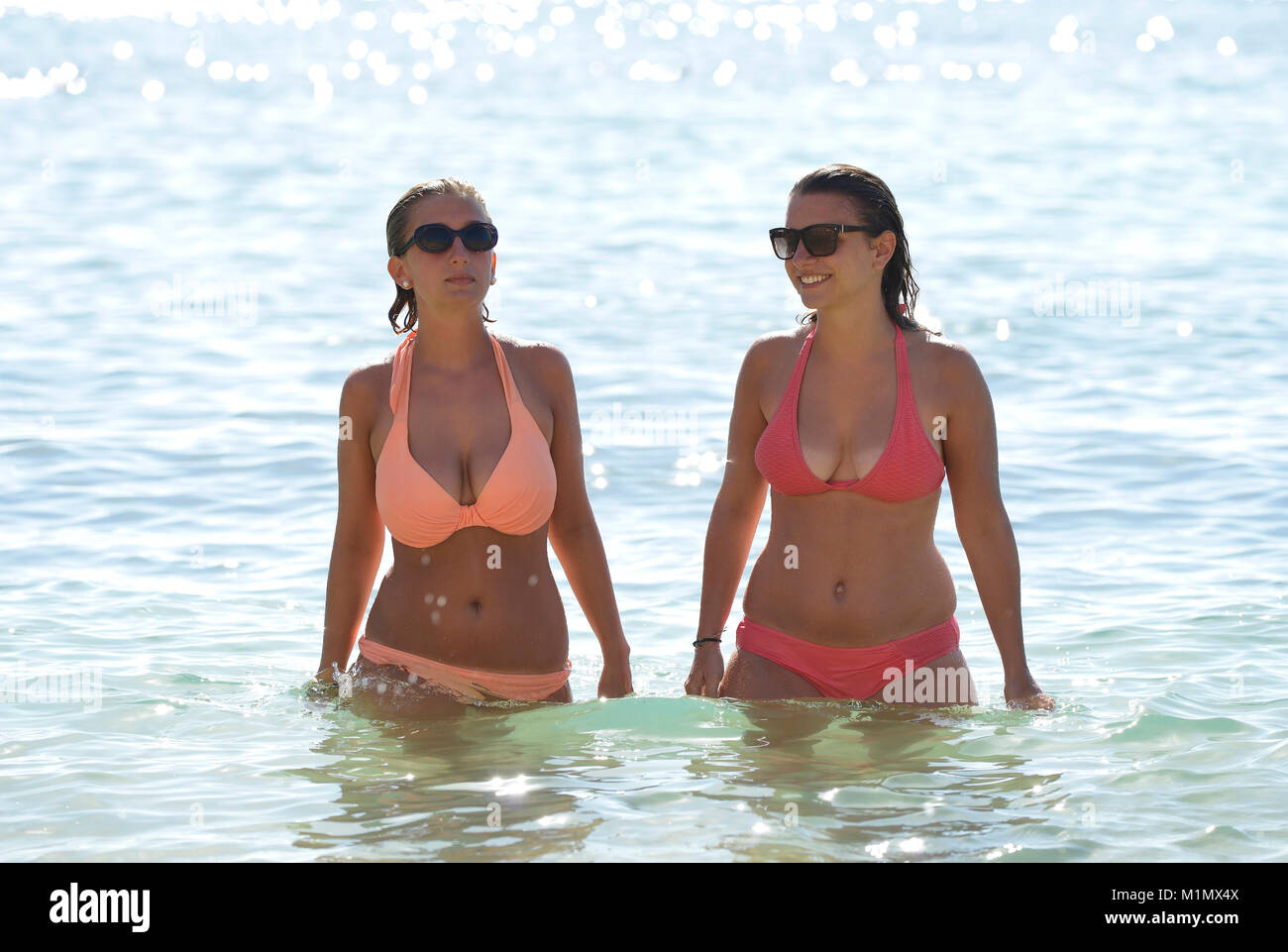 Les jeunes femmes, les filles, dans un bikini, sortent de la mer, Playa de Papagayo ou plage de Papagayo, Lanzarote, îles Canaries, Canaries, Espagne, junge Fra Banque D'Images