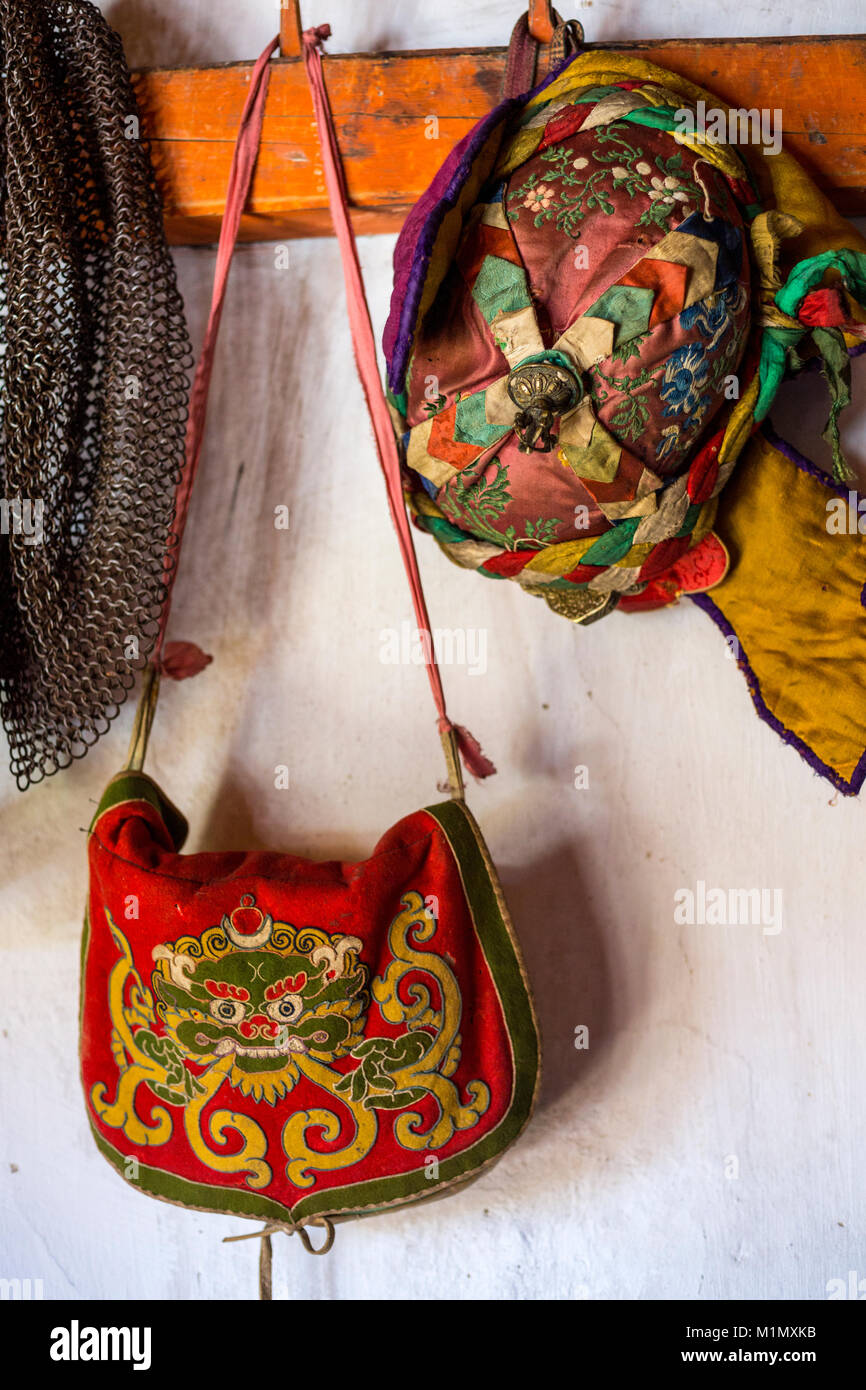 Bumthang, Bhoutan. Fighter's Chain Mail, pochette, tissu et casque, Prakhar Dzong (monastère), Chumey Valley, près de Jakar. Banque D'Images