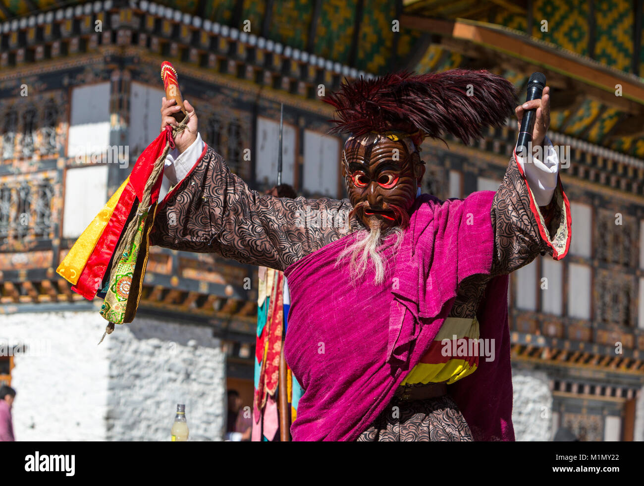 Bumthang, Bhoutan. Un Atsara (Clown, Jester) effectue pendant le préchauffage d'une cérémonie religieuse au Jambay Lhakhang (Monastère/Temple), près de Jakar. Banque D'Images