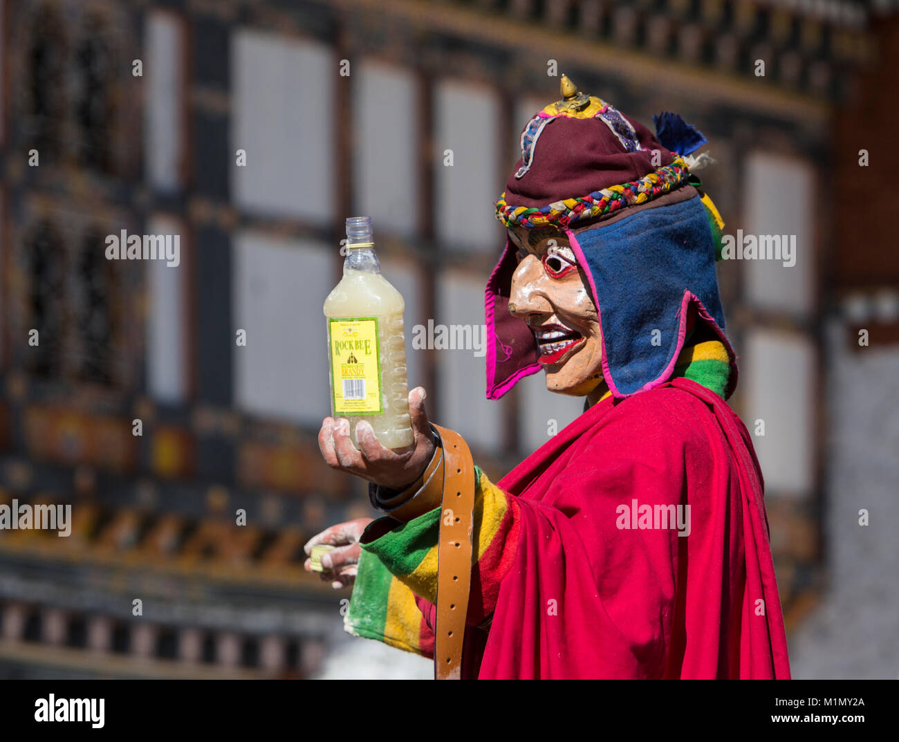 Bumthang, Bhoutan. Un Atsara (Clown, Jester) effectue pendant le préchauffage d'une cérémonie religieuse au Jambay Lhakhang (Monastère/Temple), près de Jakar. Banque D'Images