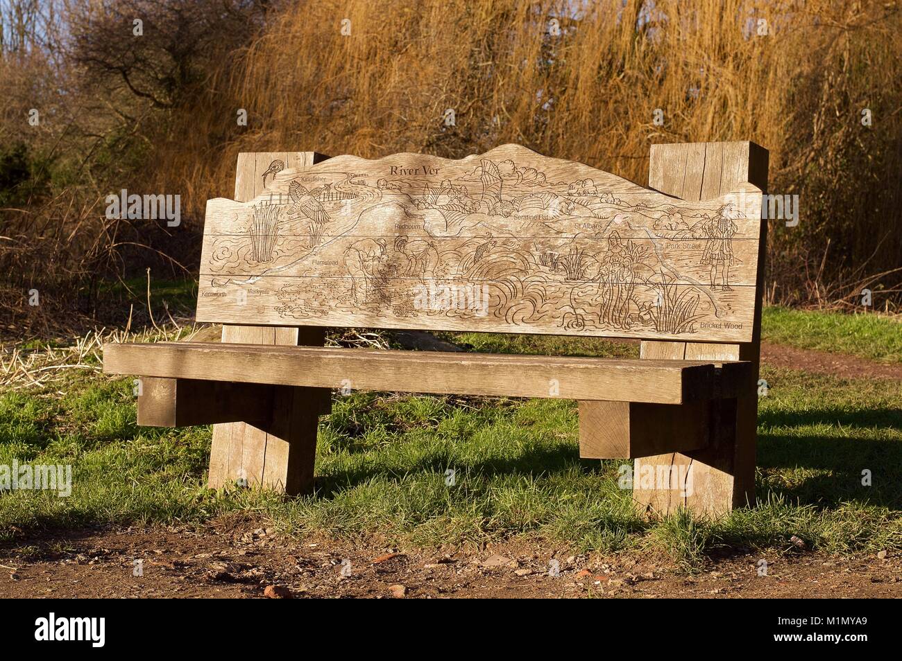 Banc sculpté avec une carte illustrée de la rivière Ver à St Albans Banque D'Images