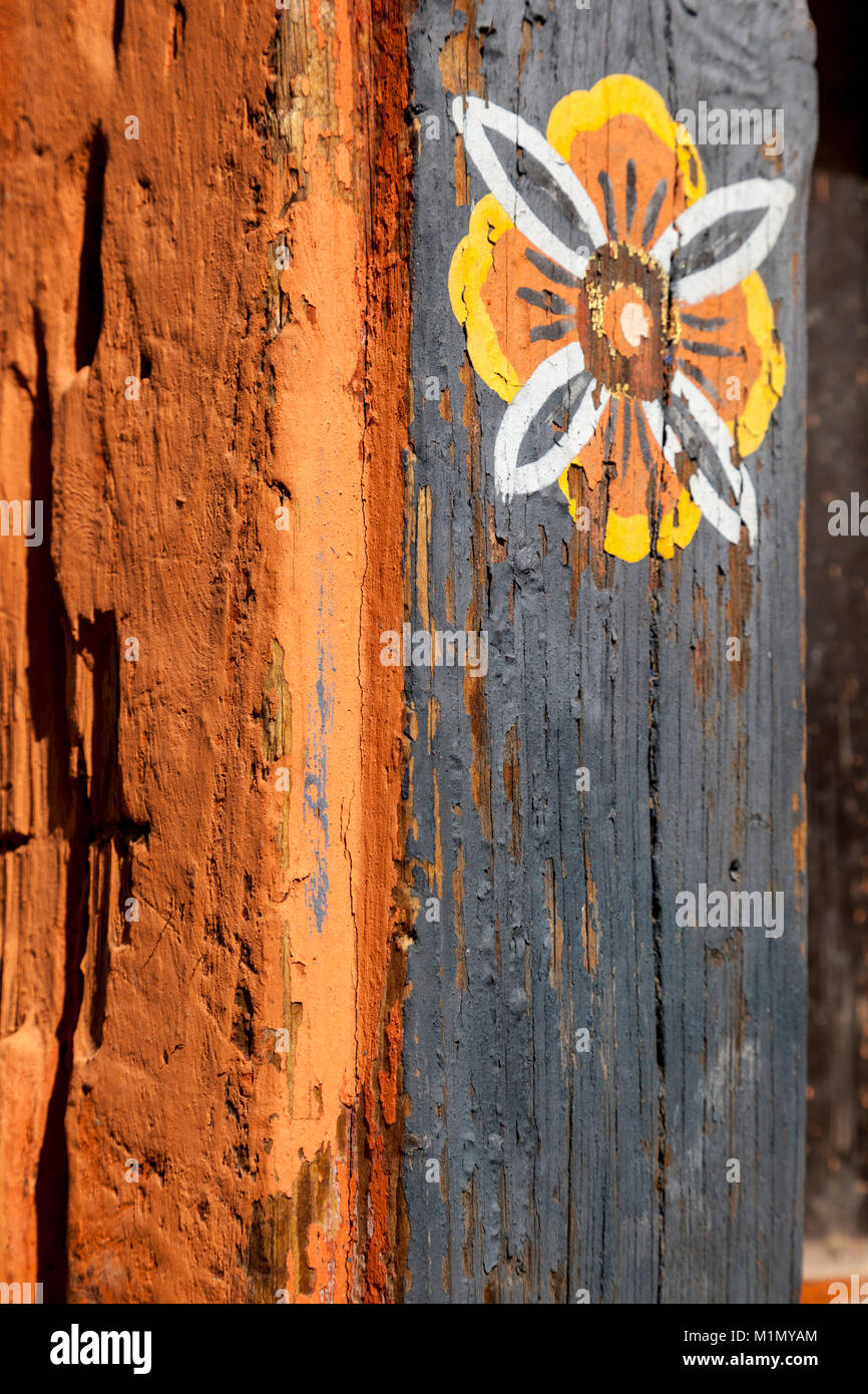 Bumthang, Bhoutan. Décoration d'encadrement de porte, Kurje Lhakhang temple bouddhiste et son monastère. Banque D'Images