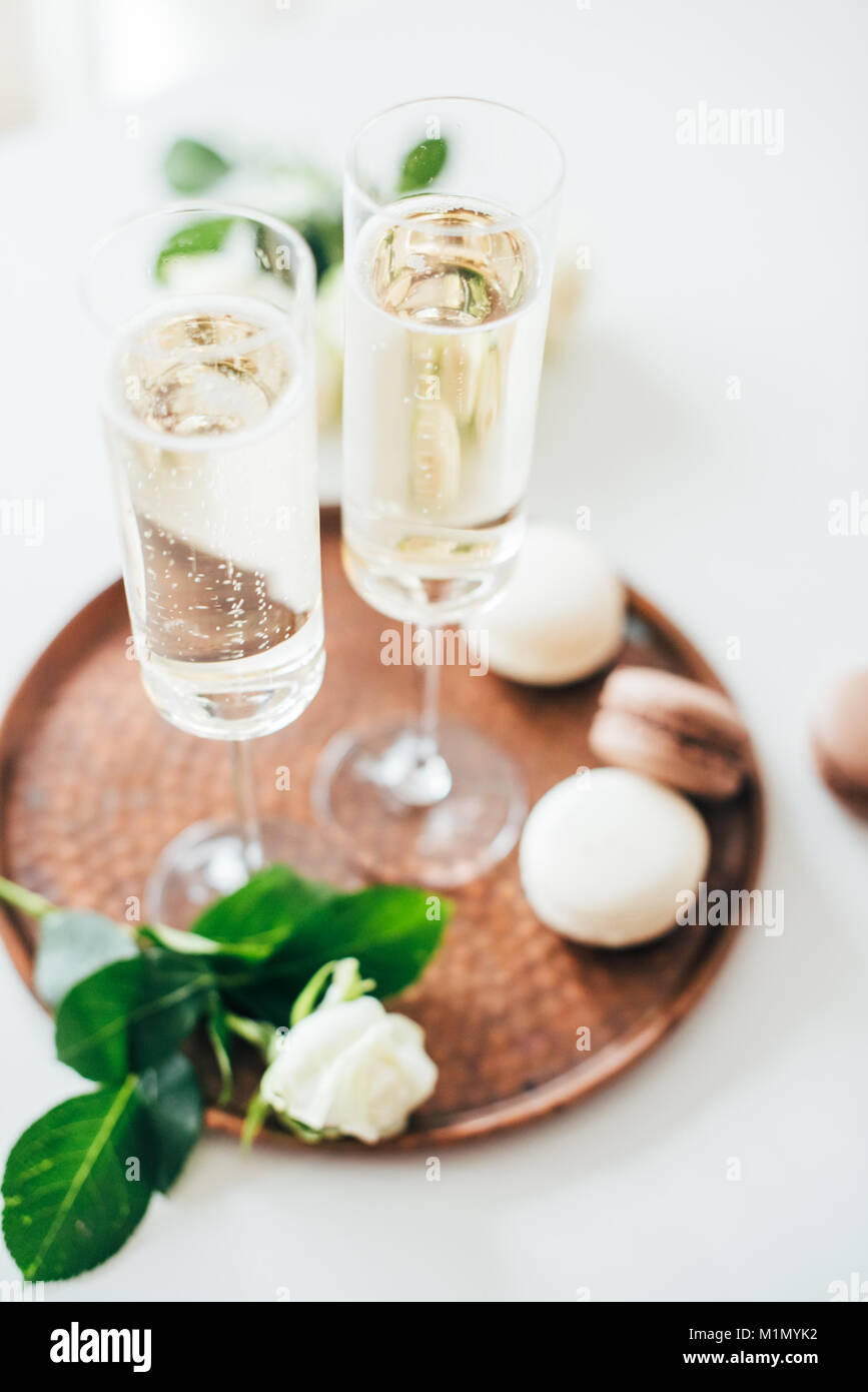 Champagne de luxe fête de mariage avec des roses blanches et macaron d Banque D'Images