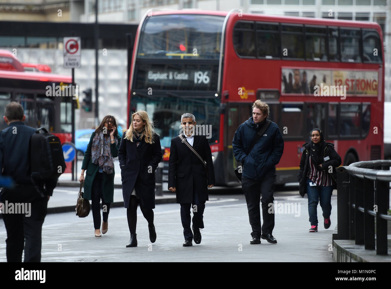 Maire de Londres Sadiq Khan (centre) arrive à un arrêt de bus à l'éléphant et le château dans le sud de Londres, puisqu'il s'apprête à prendre le bus pour l'Hôtel de ville pour marquer le premier jour de la trémie d'illimité, ce qui permet des tarifs passagers de faire un nombre illimité de trajets de bus et de tramway dans une fenêtre d'une heure pour un tarif. Banque D'Images