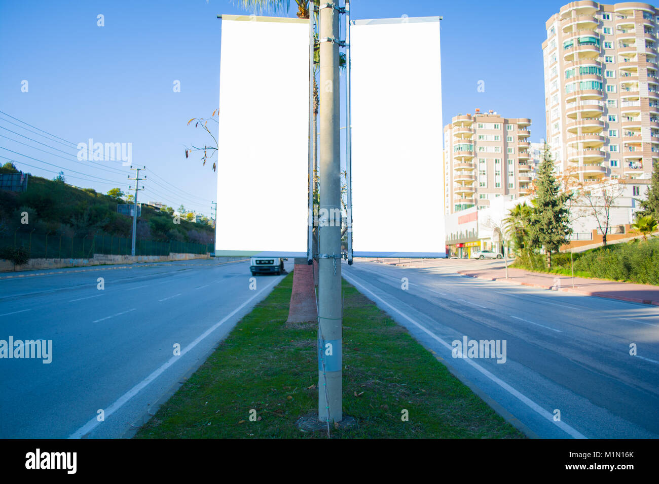 Deux grands panneaux en blanc du drapeau sur un mur de la rue des bannières avec prix d'ajouter votre propre texte Banque D'Images