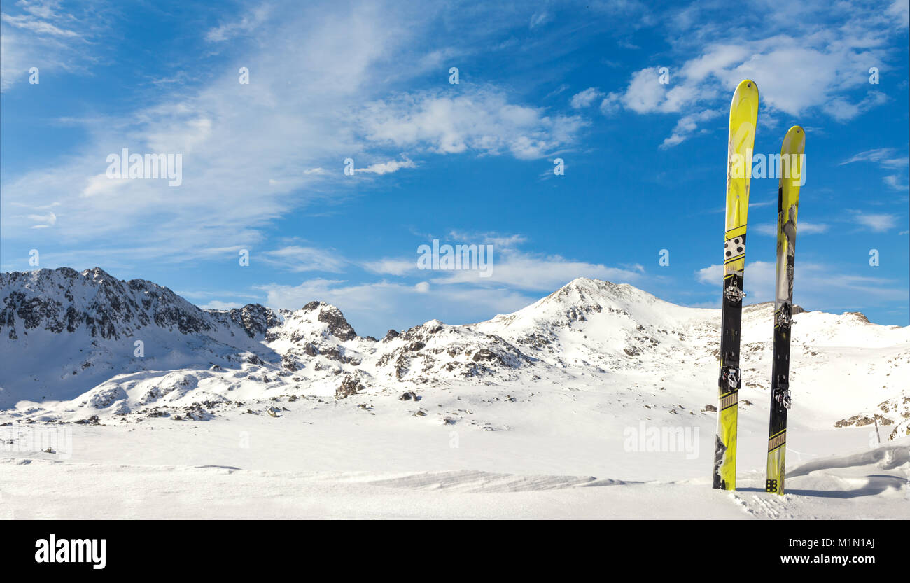 Skis nordiques contre une covereed Snow Mountain Ridge Banque D'Images