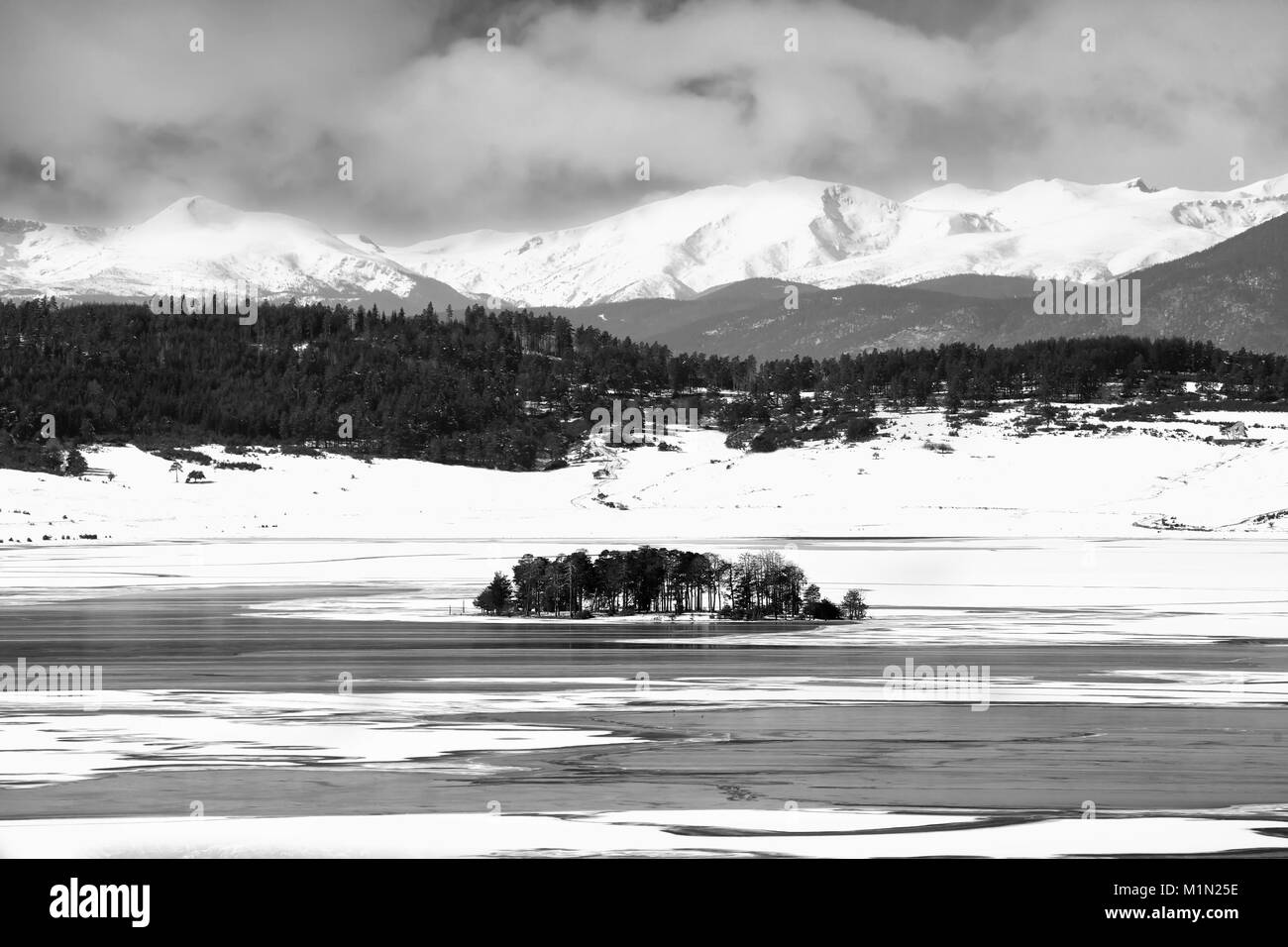 Les petits États insulaires en hiver lac couvert de glace en noir et blanc, montagnes bulgares Banque D'Images