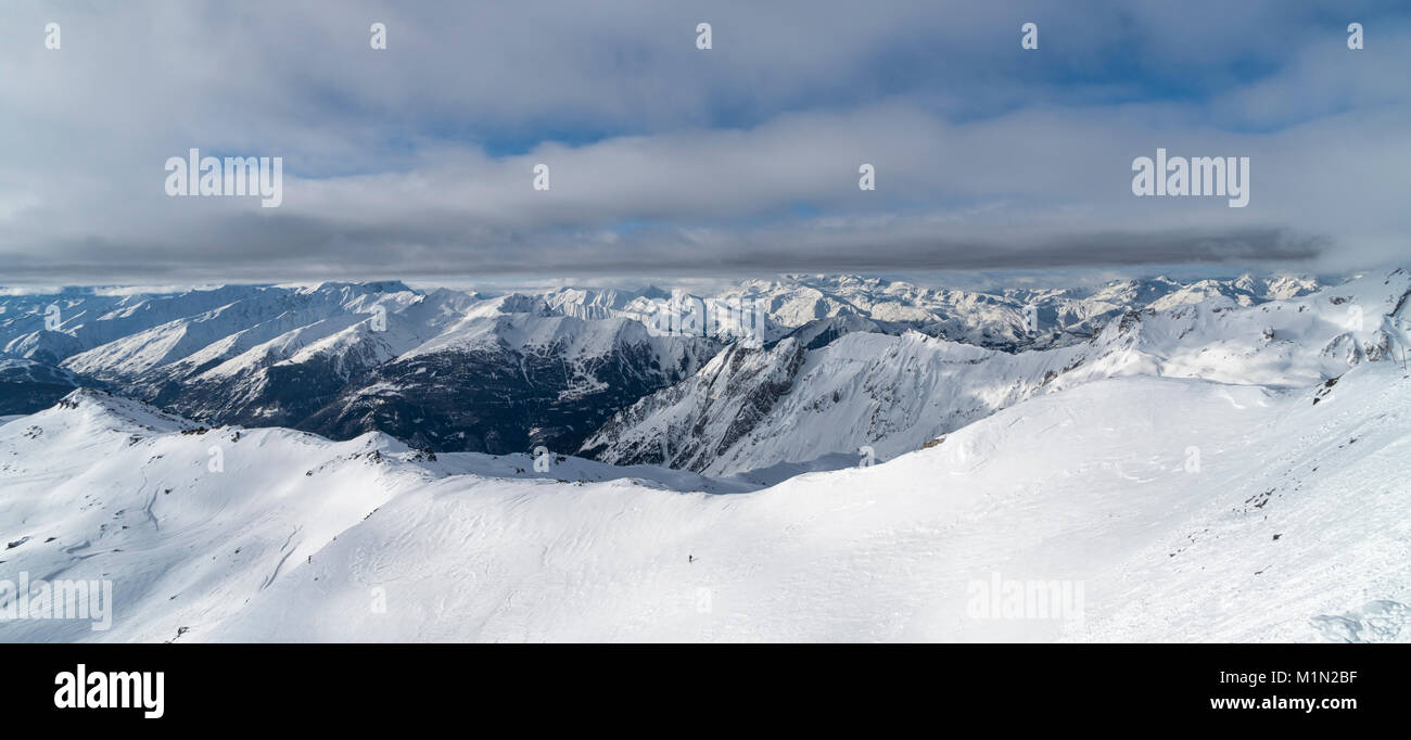 Vue depuis la pointe de la masse vers le circuit Lac de Lou. Un skieur est traversant l'autre côté de la cuvette Banque D'Images