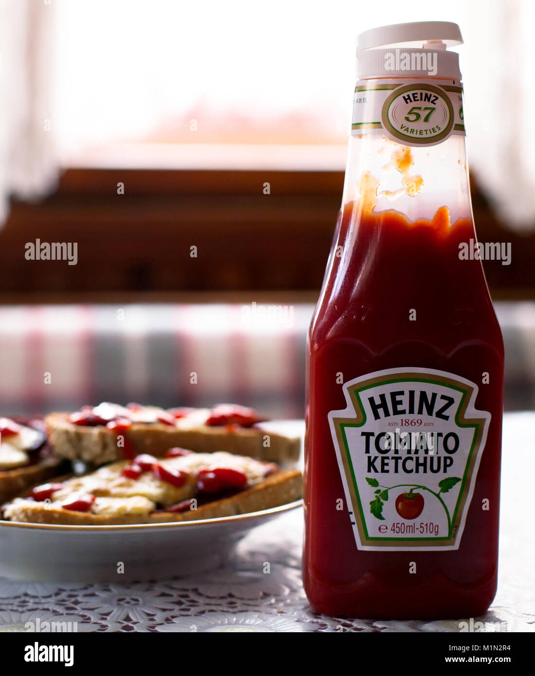 SOFIA, BULGARIE LE 26 JANVIER 2015 : une bouteille de ketchup Heinz Sauce avec des sandwiches faits maison- Rédaction d'illustration Banque D'Images