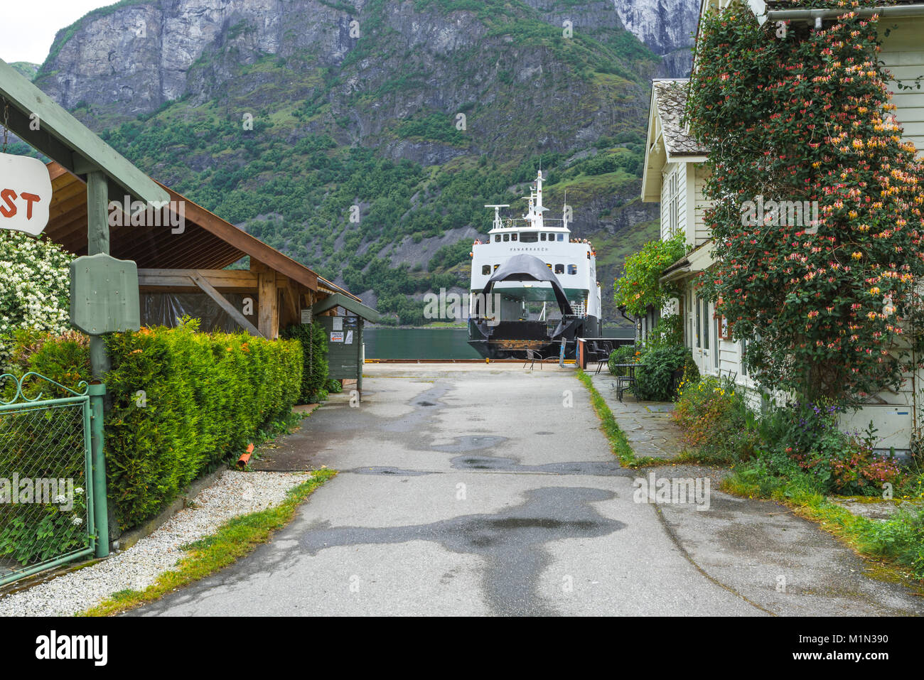 À l'embarcadère de ferries à Undredal, village au fjord, Aurlandsfjorden, Norvège, Scandinavie, municipalité d'Aurland, le Sognefjorden Banque D'Images