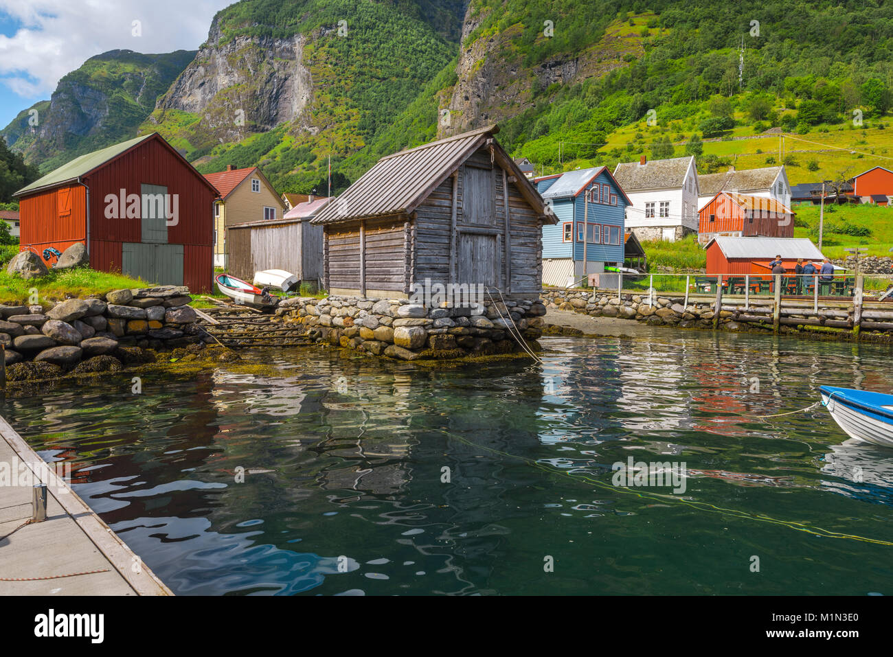 Avec vue mer et montagnes boathouse au fjord le Sognefjorden, Aurlandfjorden, village Undredal, Norvège, Scandinavie, municipalité d'Aurland Banque D'Images