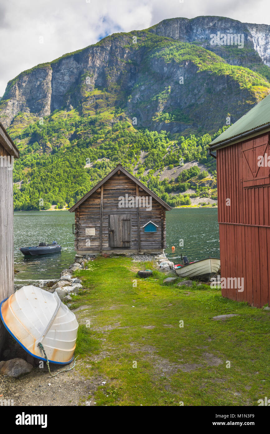 Seashore scenery avec cabanes de bois dans le village, municipalité d'Undredal Aurland, Norvège, Scandinavie, Aurlandsfjorden, le Sognefjorden Banque D'Images