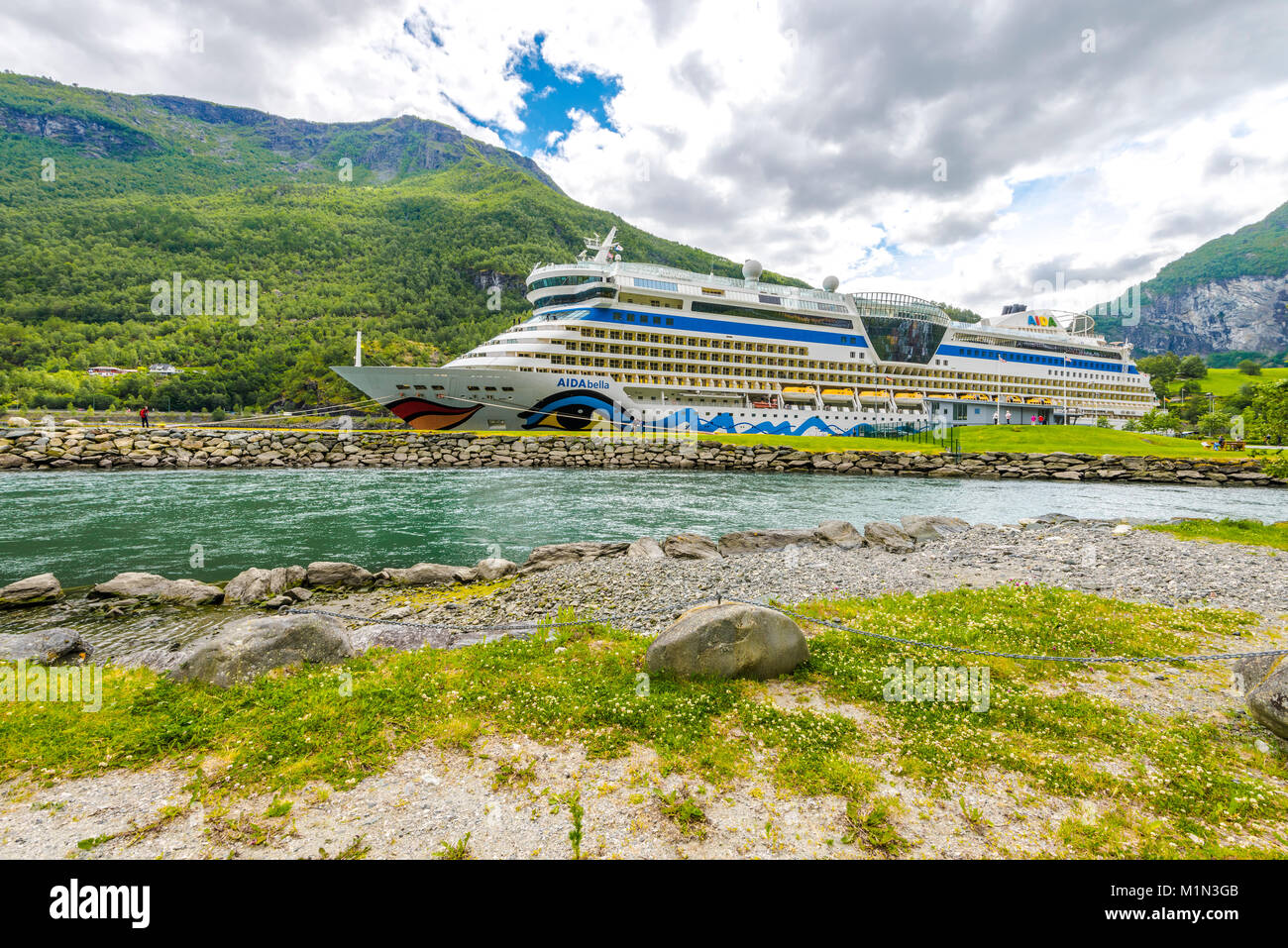 Bateau de croisière de AIDA Cruises anchors dans Flam, Aurland, Norvège, Scandinavie, Aurlandsfjorden, le Sognefjorden, billet d'étape dans le fjord Banque D'Images