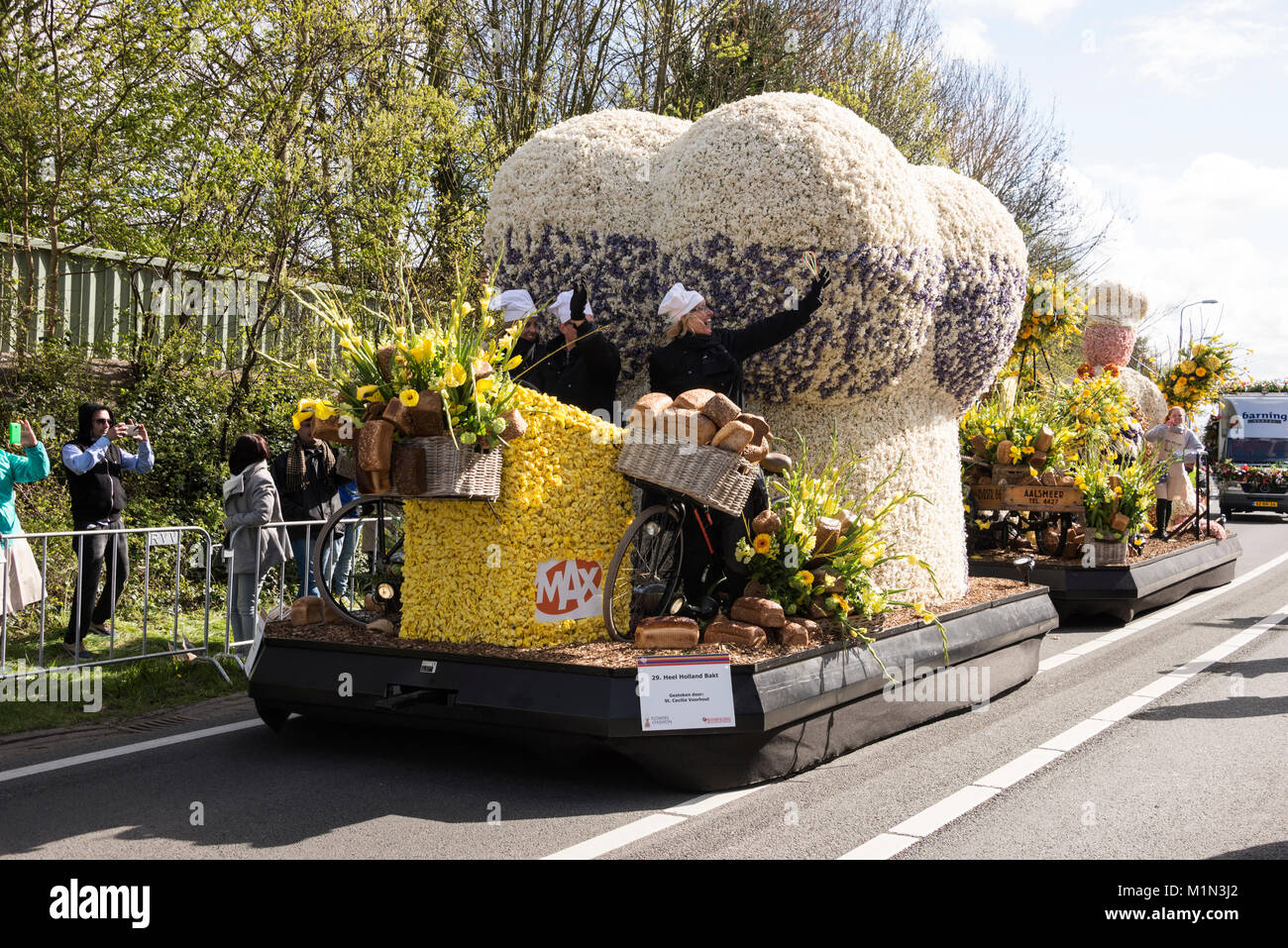 La parade des fleurs annuel impliquant vingt grands flotteurs plus 30 véhicules de plus petite taille, décorées dans un mélange de couleurs à l'aide de tulipes fraîchement coupées et d'autres de l'IRSS Banque D'Images