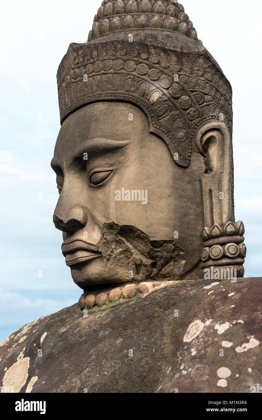 Close-up de dieu statue, Porte Sud, Angkor Thom, au Cambodge Banque D'Images