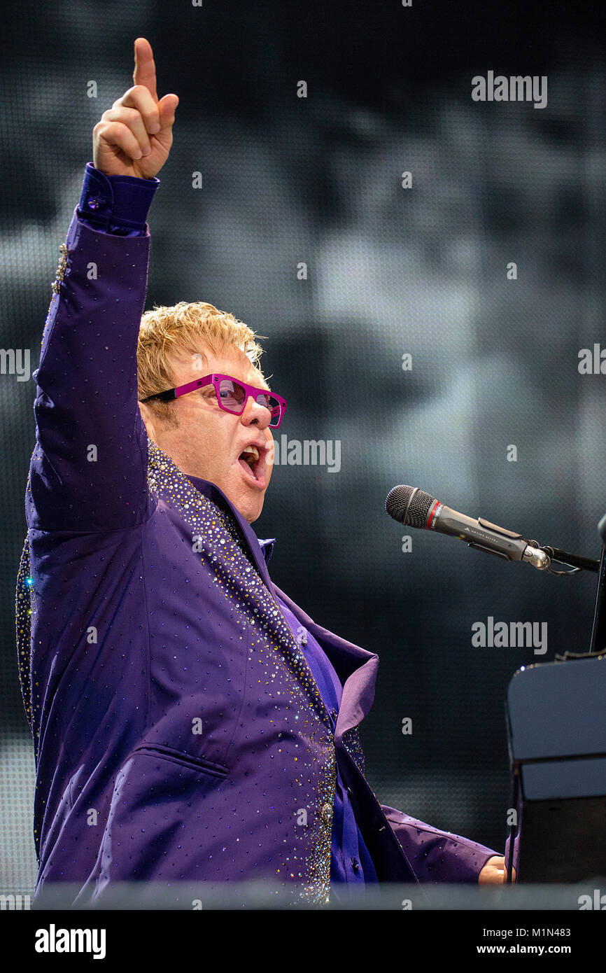 La chanteuse, auteur et compositeur Sir Elton John effectue un concert live avec son groupe à Koengen de Bergen. La Norvège, 03/07 2015. Banque D'Images