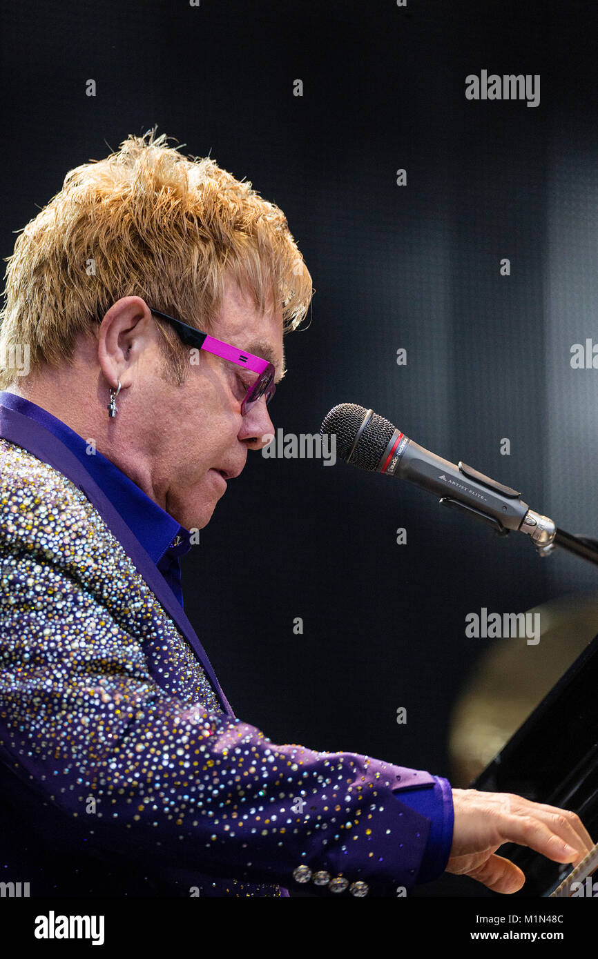 La chanteuse, auteur et compositeur Sir Elton John effectue un concert live avec son groupe à Koengen de Bergen. La Norvège, 03/07 2015. Banque D'Images