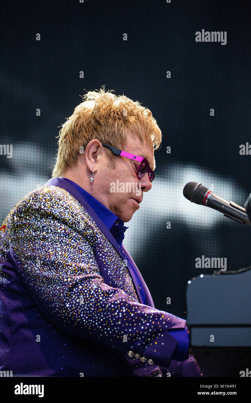 La chanteuse, auteur et compositeur Sir Elton John effectue un concert live avec son groupe à Koengen de Bergen. La Norvège, 03/07 2015. Banque D'Images
