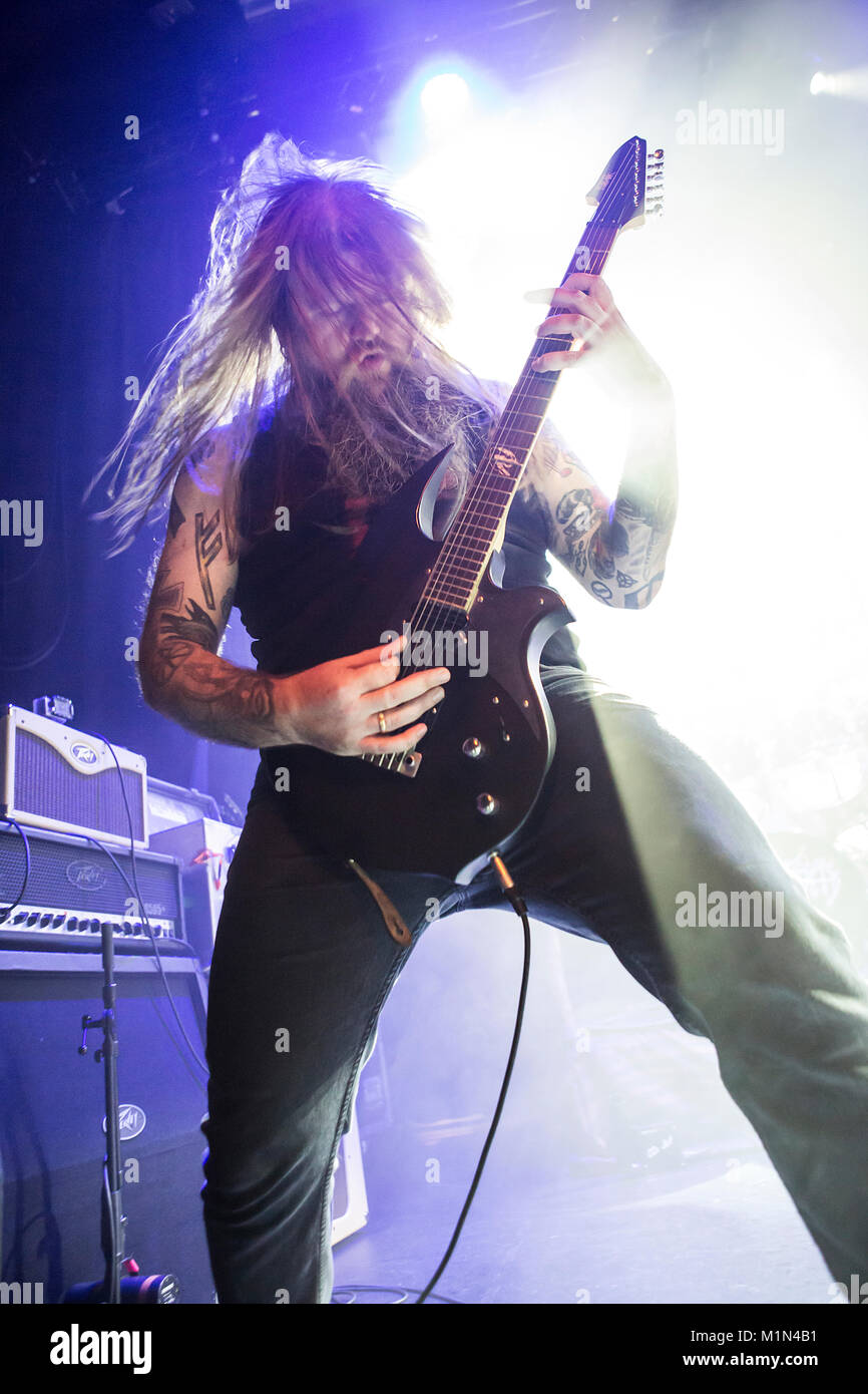 Le groupe de metal extrême norvégien Enslaved effectue un concert live à l'USF Verftet à Bergen. Ici guitariste Ivar Bjørnson est vu sur scène. La Norvège, 01/11 2014. Banque D'Images