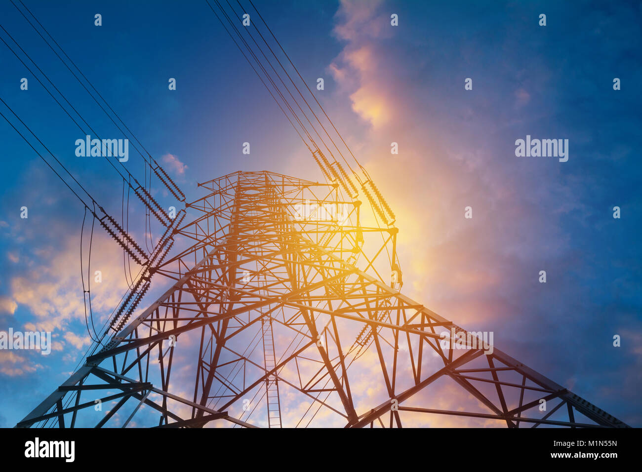 Pôle haute tension sur fond de ciel bleu. Tour haute tension. Banque D'Images