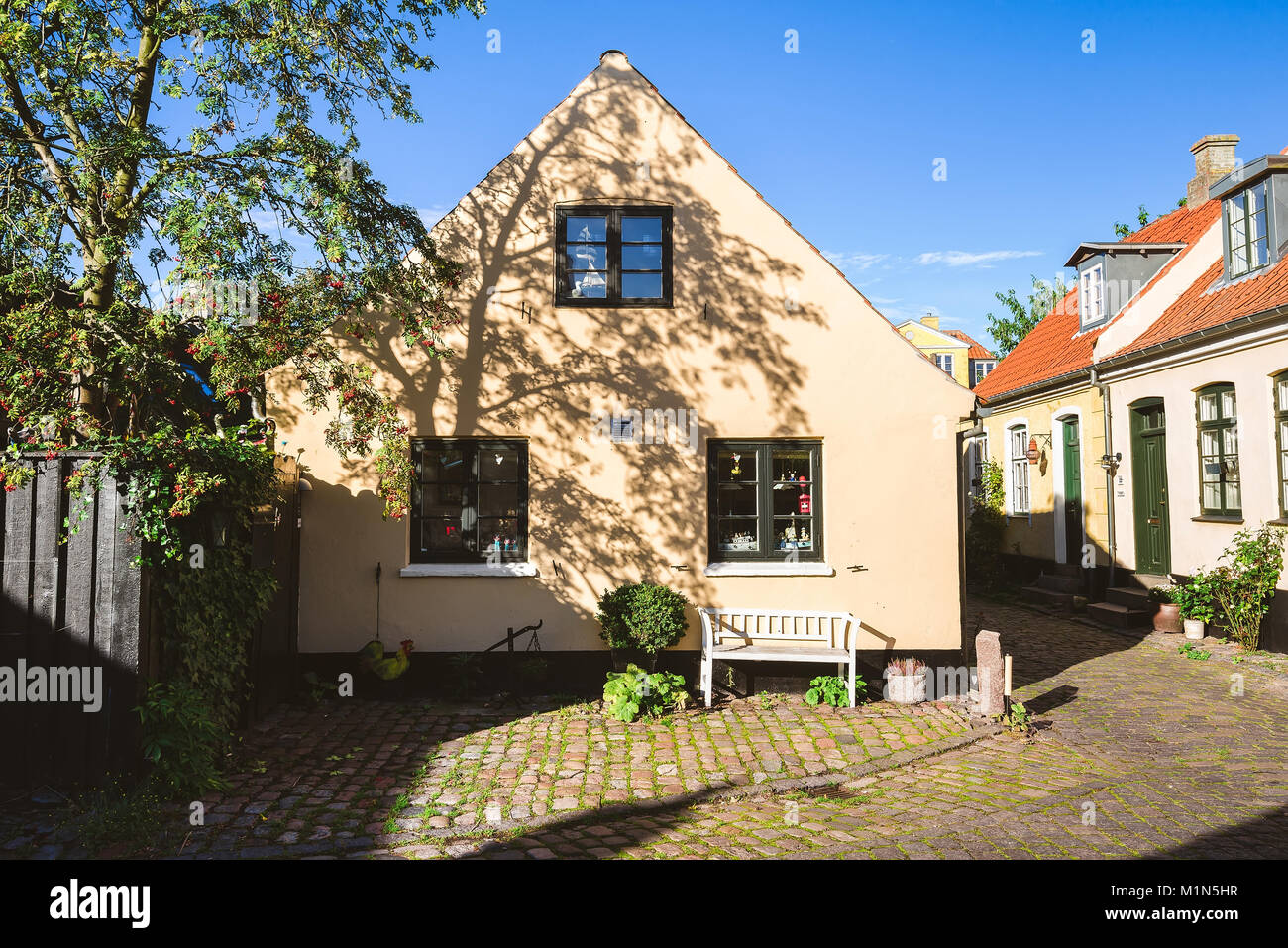Vieille maison à Dragor, Danemark - septembre, 21th, 2015. L'ombre des arbres sur le mur et de l'artisanat de chalets traditionnels entourant les produits scandinaian accueil buil Banque D'Images