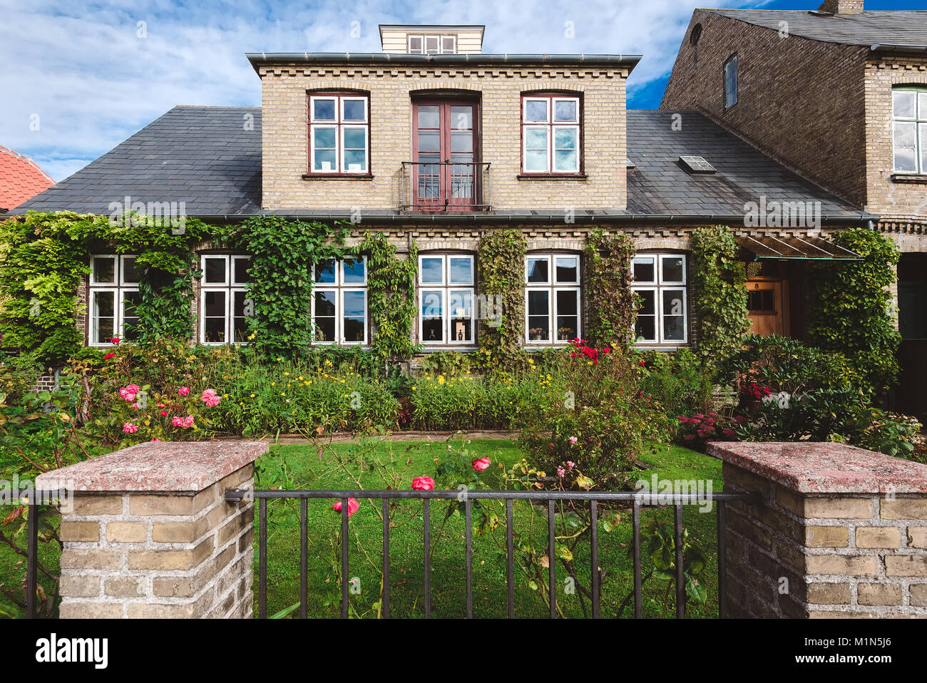 Cottage danois près de Dragor, Danemark - septembre, 21th, 2015. Maison en brique en vert lierre et du jardin de roses Banque D'Images