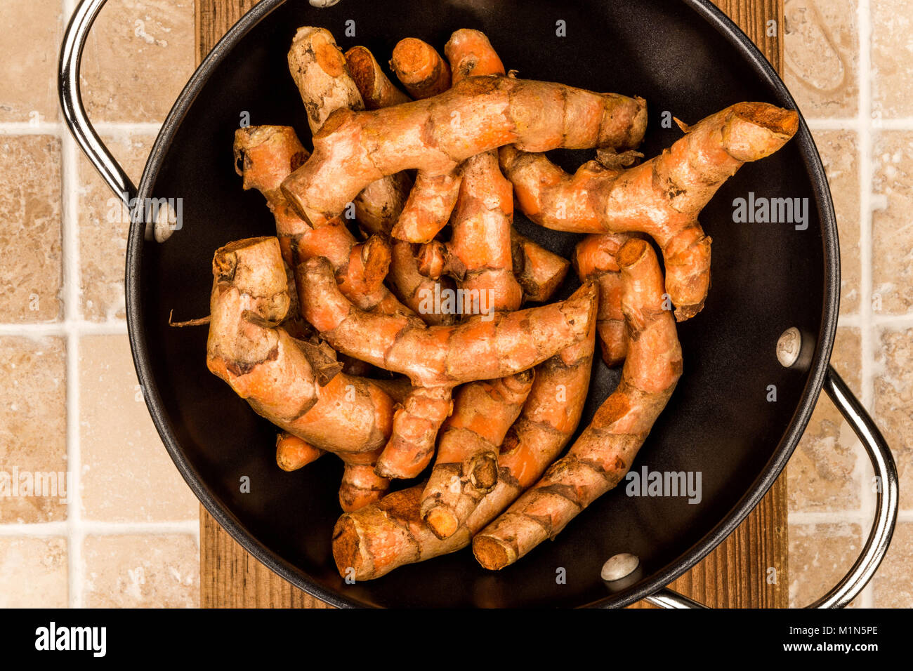 Matière première fraîche et délicate non cuites vinaigrette Curcuma Épices Cuisson sur une table de cuisine carrelée Banque D'Images