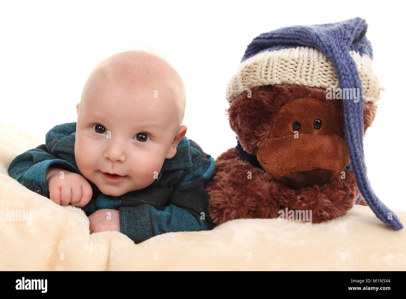 2 mois bébé garçon, heureux enfants jouant avec teddy Banque D'Images