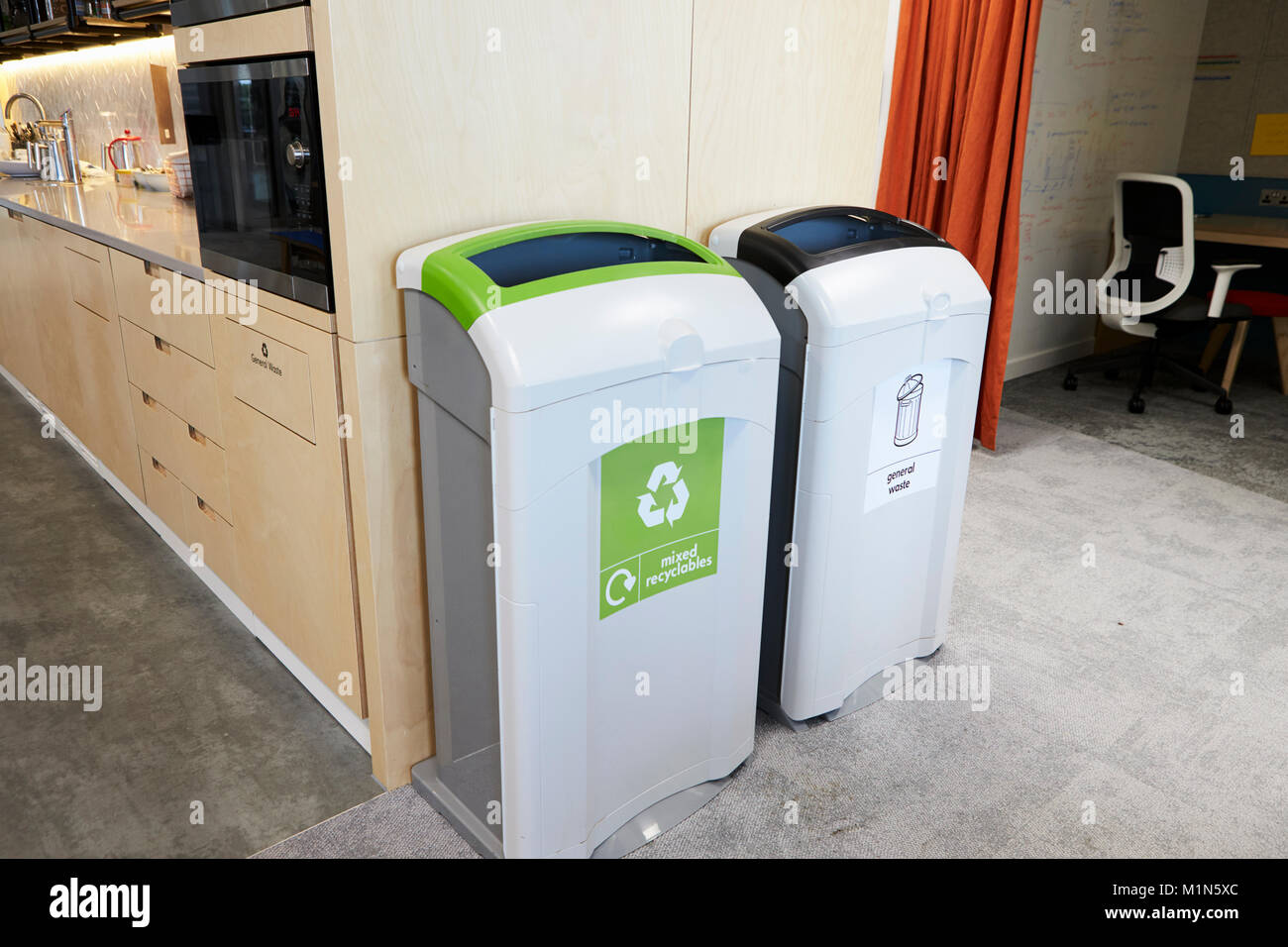 Les bacs de recyclage dans un bureau moderne cuisine Banque D'Images