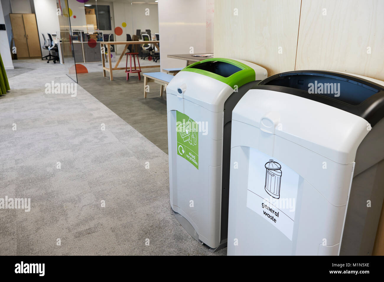 Les bacs de recyclage dans les locaux de l'entreprise moderne Banque D'Images