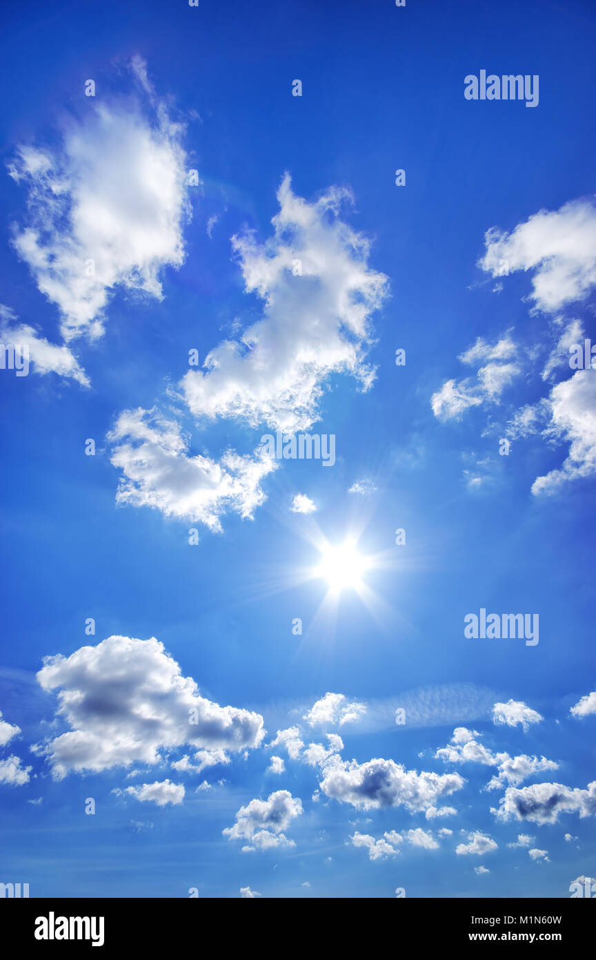 Ciel bleu profond avec des nuages à jour ensoleillé. Banque D'Images