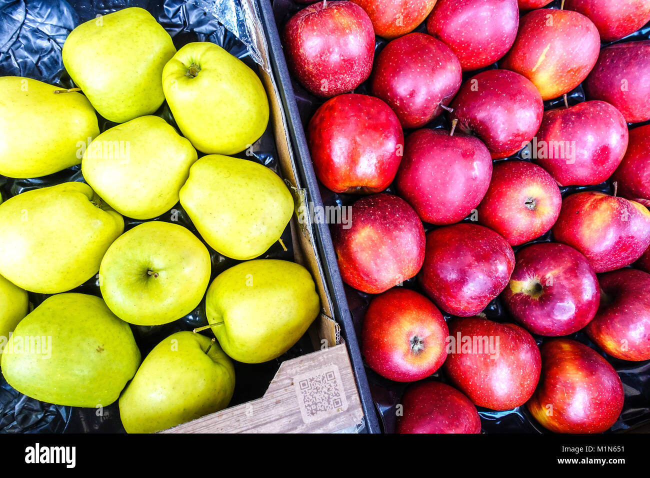 Caisse à pommes empilées frais Banque D'Images