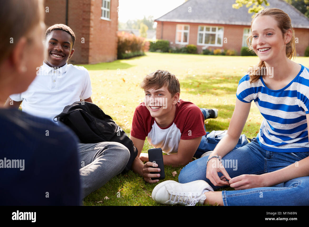 Étudiants adolescents assis à l'extérieur et de travail sur projet Banque D'Images