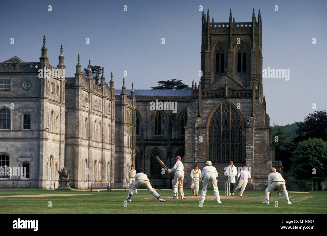 La Grande-Bretagne. Le Dorset. Milton Abbas. Jouer au cricket à l'université. Banque D'Images