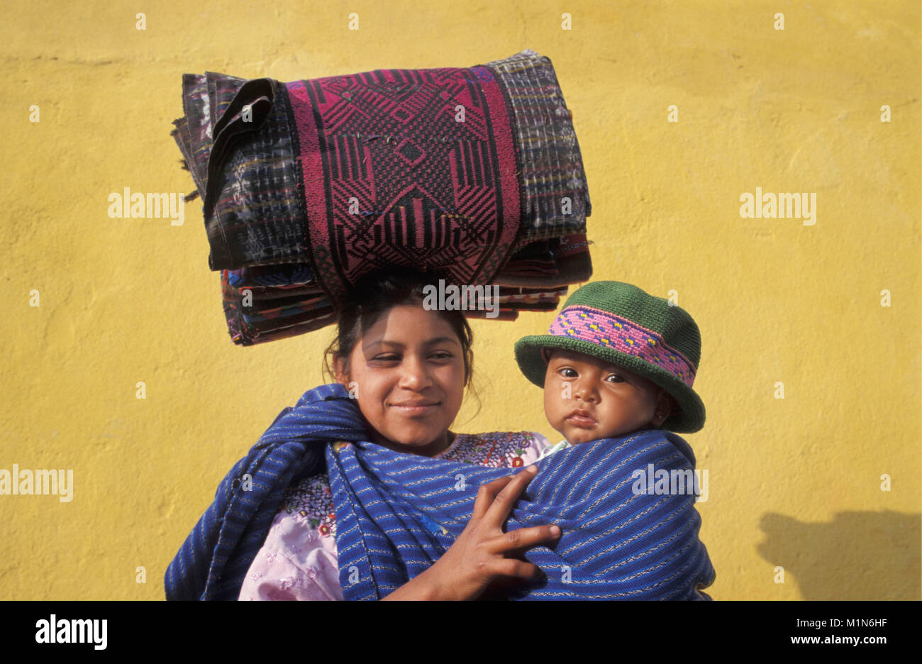 Le Guatemala. Antigua. Mère Maya avec bébé. Banque D'Images