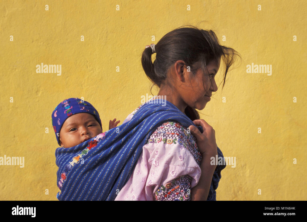 Le Guatemala. Antigua. Mère Maya avec bébé. Banque D'Images