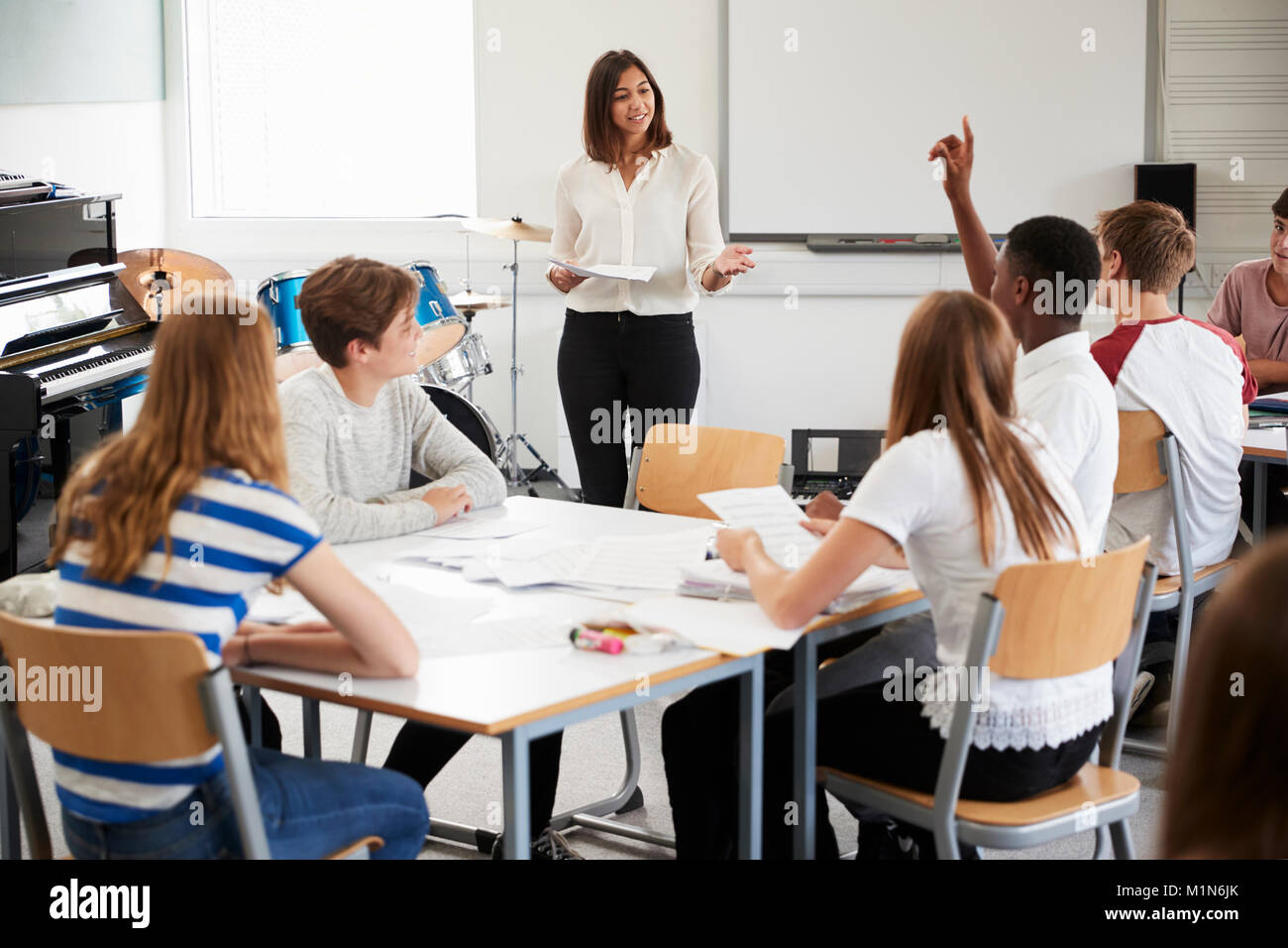 Les étudiants qui étudient en classe de musique avec Enseignante Banque D'Images